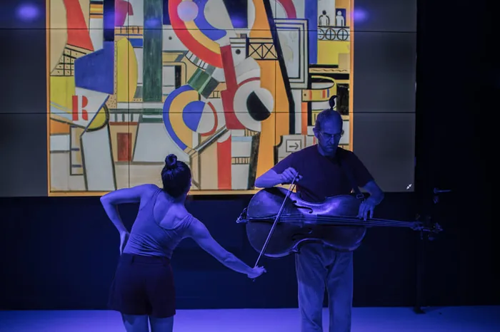 La danseuse en appui bas, le violoncelle en arrière-plan