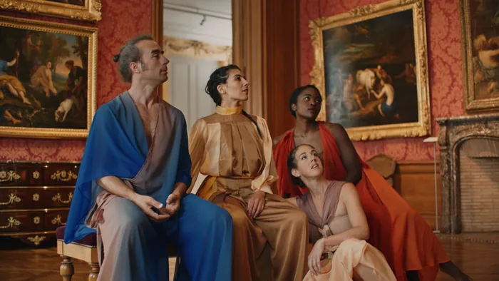 Un danseur et un musicien dans une salle d’exposition