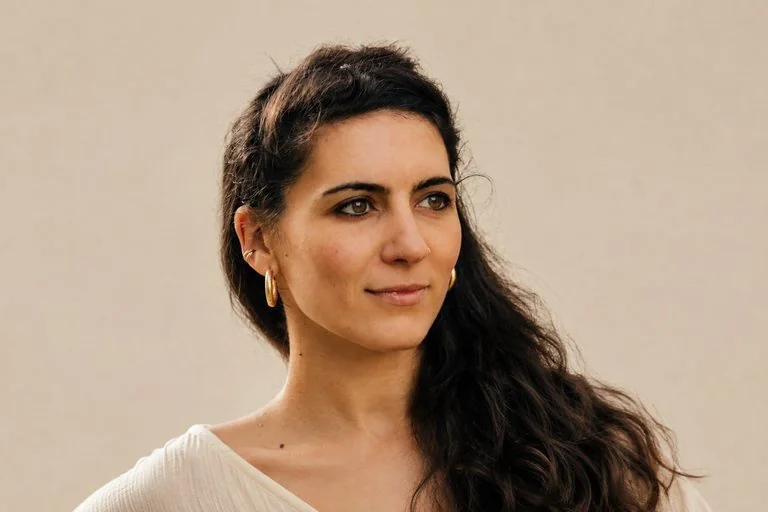 Portrait de Nawel Oulad, chorégraphe et fondatrice de la Compagnie NAO